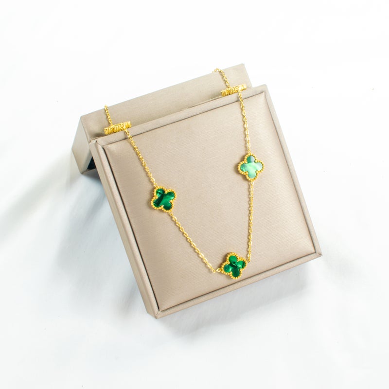 سلسلة استانليس ستيل ذهبي شكل زهرة البرسيم الخضراء