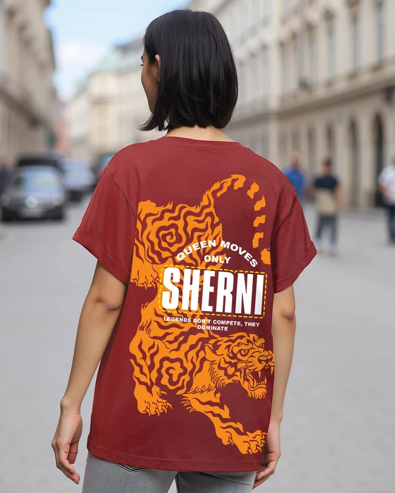 بيواكوف تيشيرت بوي فريند بطبعة شيرني باللون الأحمر الطوبي للنساء