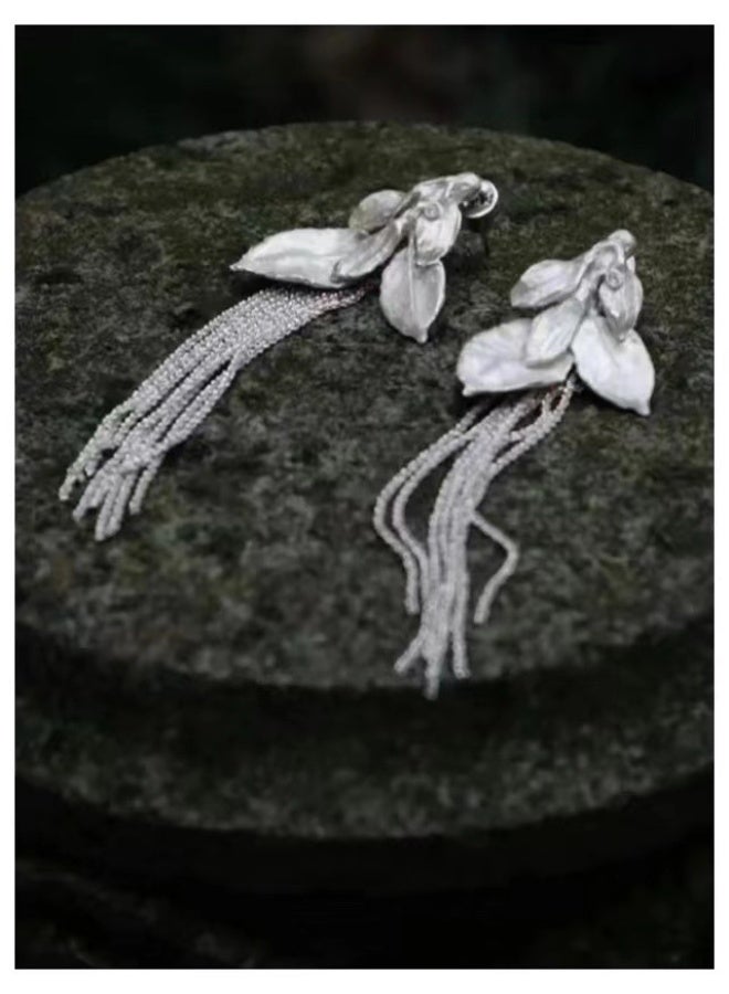 NeeMee Leaf-Shaped Tassel Earrings - Image 4
