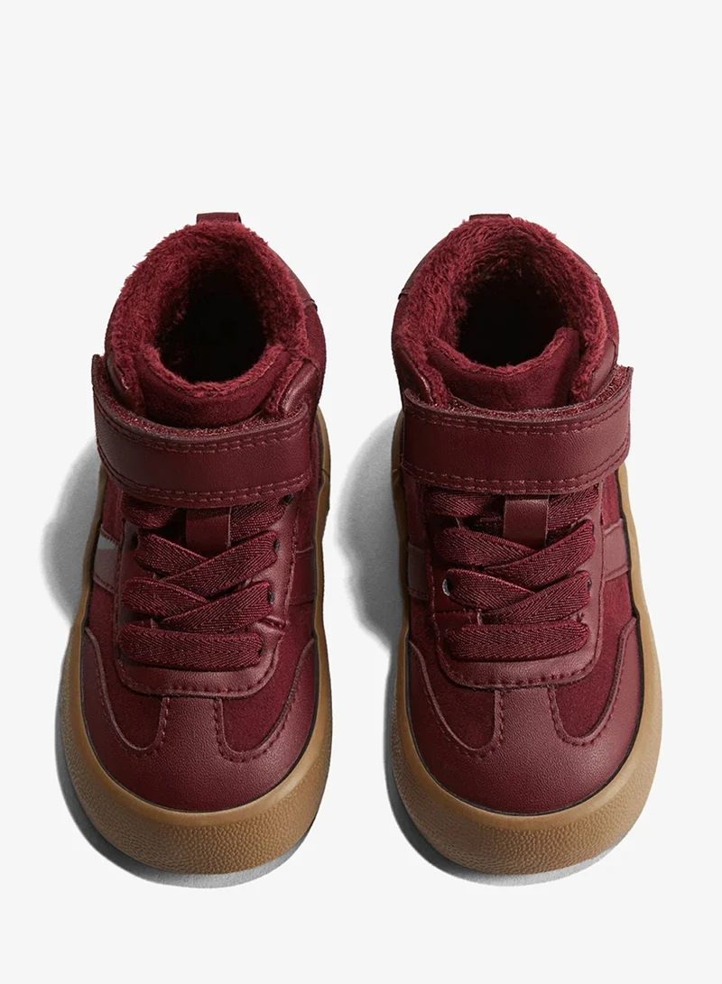 اتش اند ام أحذية رياضية عالية مبطنة دافئة