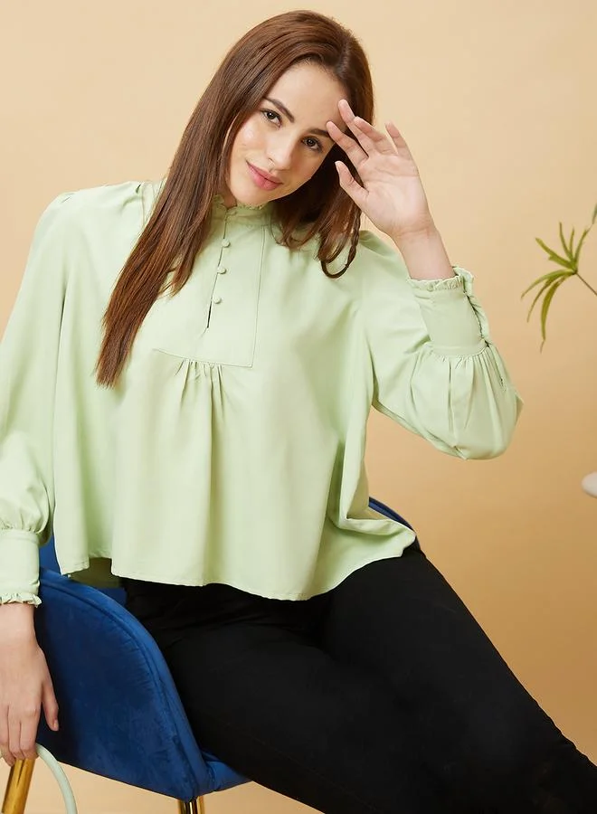 جلو باص بلوزة جلوبس بياقة الماندرين وأكمام مكشكشة وأزرار