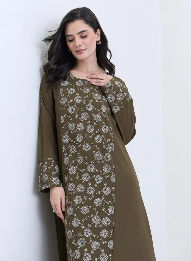 أميرة جلابية بطبعة زهور وتصميم في المنتصف