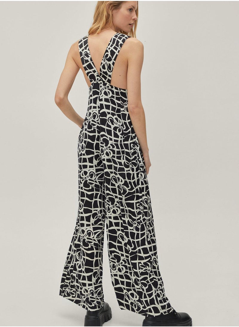 Plunge Neck Printed Jumpsuit - pzsku/Z3BC1B9BEB51255E1179AZ/45/_/1698933870/fe0b4de3-b2bd-44c0-9cb4-50976e0eac76