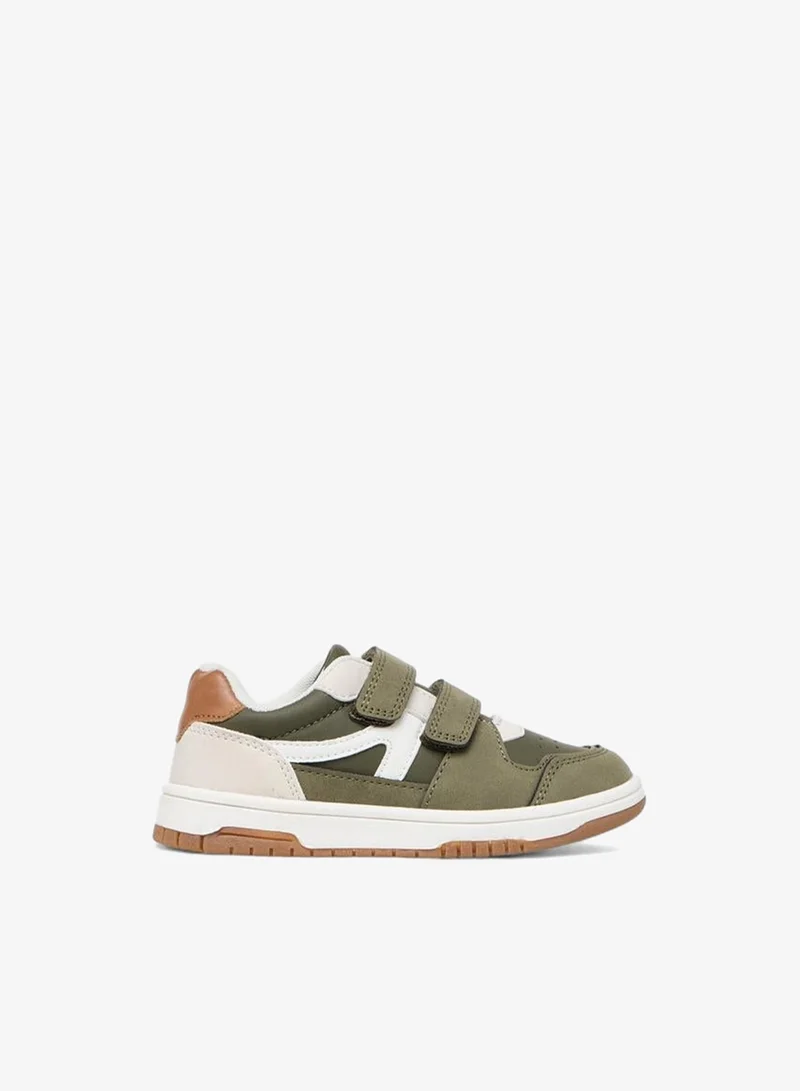 جونيورز أحذية رياضية للأولاد بشريط لاصق وتصميم مقسم