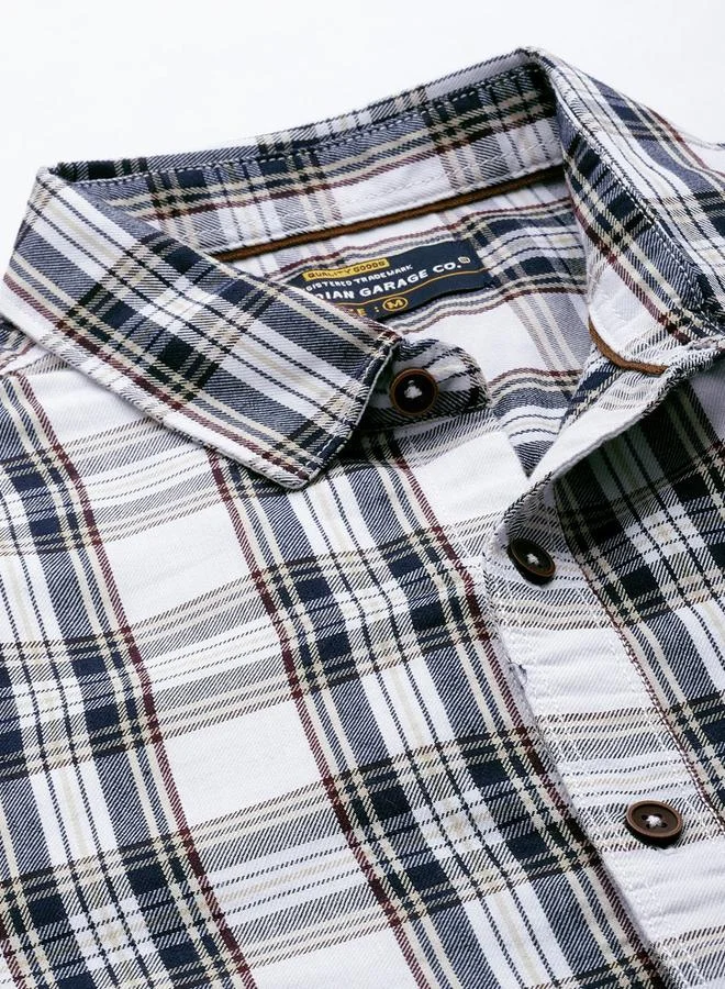 ذا انديان كراج كو قميص رجالي أبيض بنقشة مربعات بقصة عادية