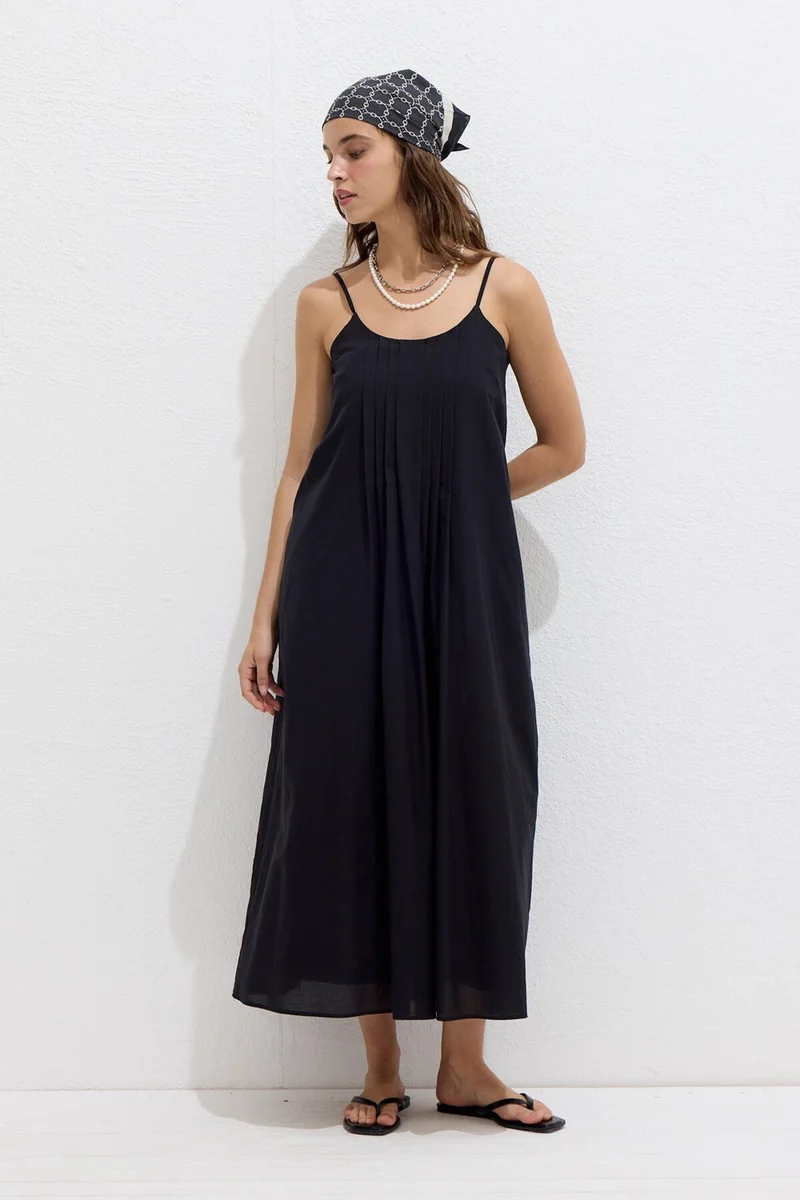 مانوكا Pleated Black Midi Dress