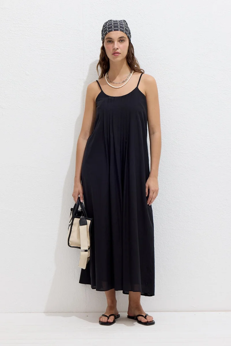 مانوكا Pleated Black Midi Dress