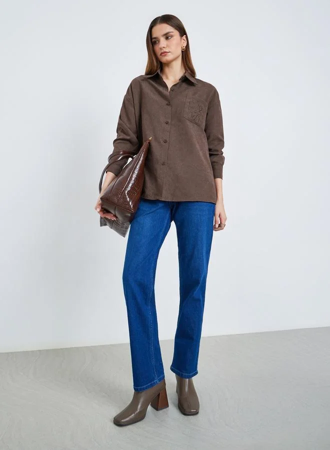 ستايلي بلوزة بتفاصيل مُطرّزة وأكمام طويلة