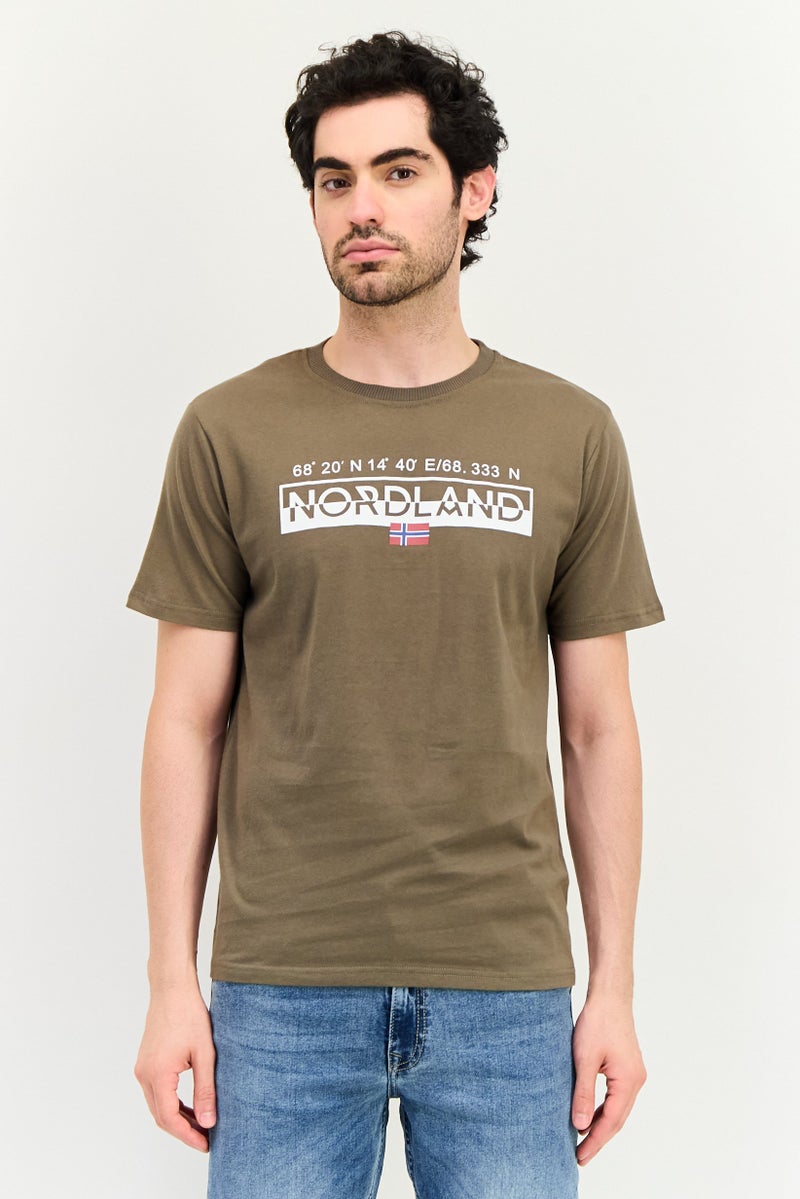 Nordland تي شيرت رجالي بأكمام قصيرة وياقة دائرية بشعار العلامة التجارية، زيتوني داكن - Image 1