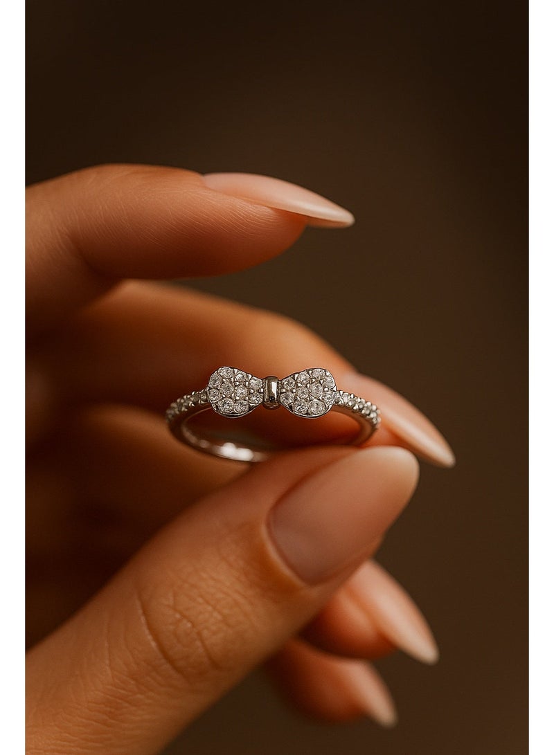 ثري دايموندز خاتم فضي حصري بشكل فيونكة للنساء - مطلي بالبلاتين والروديوم، تصميم أنيق من الزركون، مجوهرات فاخرة بأحجام متعددة - Image 3