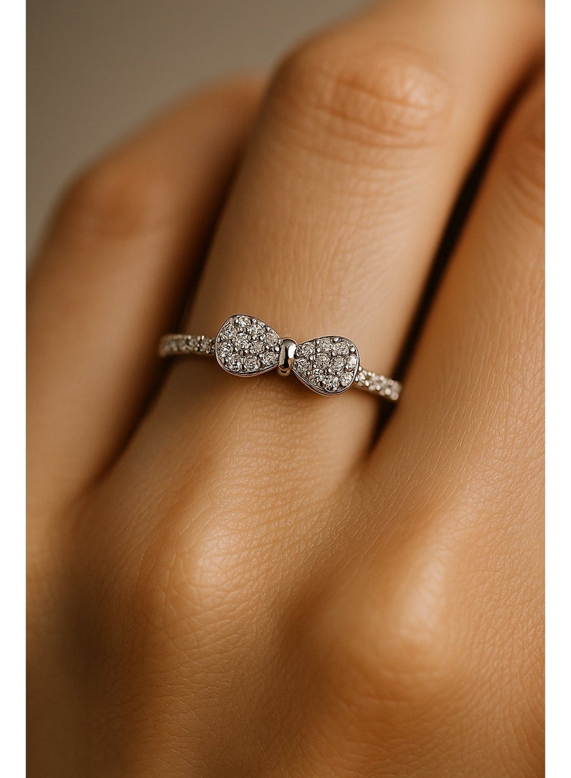 ثري دايموندز خاتم فضي حصري بشكل فيونكة للنساء - مطلي بالبلاتين والروديوم، تصميم أنيق من الزركون، مجوهرات فاخرة بأحجام متعددة - Image 4