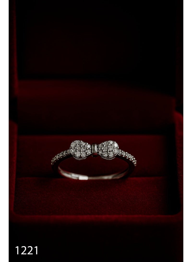 ثري دايموندز خاتم فضي حصري بشكل فيونكة للنساء - مطلي بالبلاتين والروديوم، تصميم أنيق من الزركون، مجوهرات فاخرة بأحجام متعددة - Image 2
