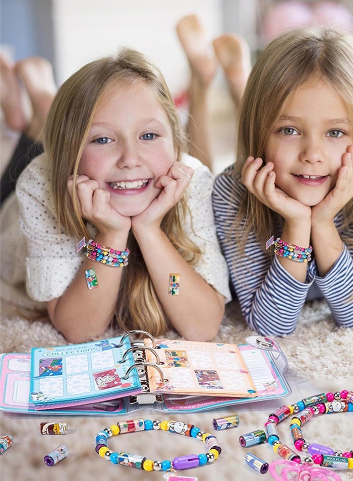 مس تيارا مجموعة أدوات تزيين للأطفال، تتضمن 400 ملصق كرتوني لصنع أساور ملصقات يدوية، مع خرز فاصل وتعليقات متنوعة. - Image 2