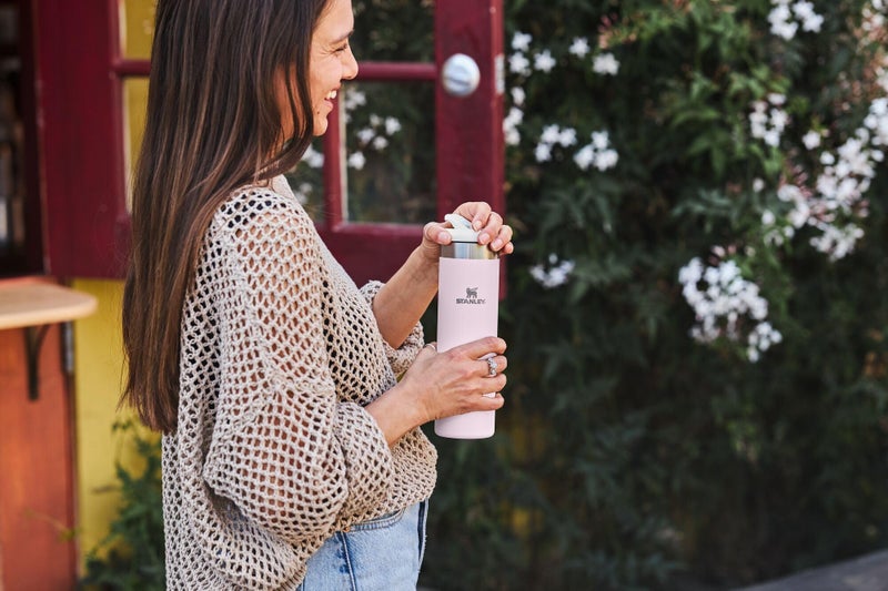 Stanley زجاجة ستانلي أيرو لايت للنقل، كوب معزول بالفراغ للقهوة والشاي والمشروبات مع فولاذ مقاوم للصدأ فائق الخفة، 20 أونصة، رمادي - Image 2