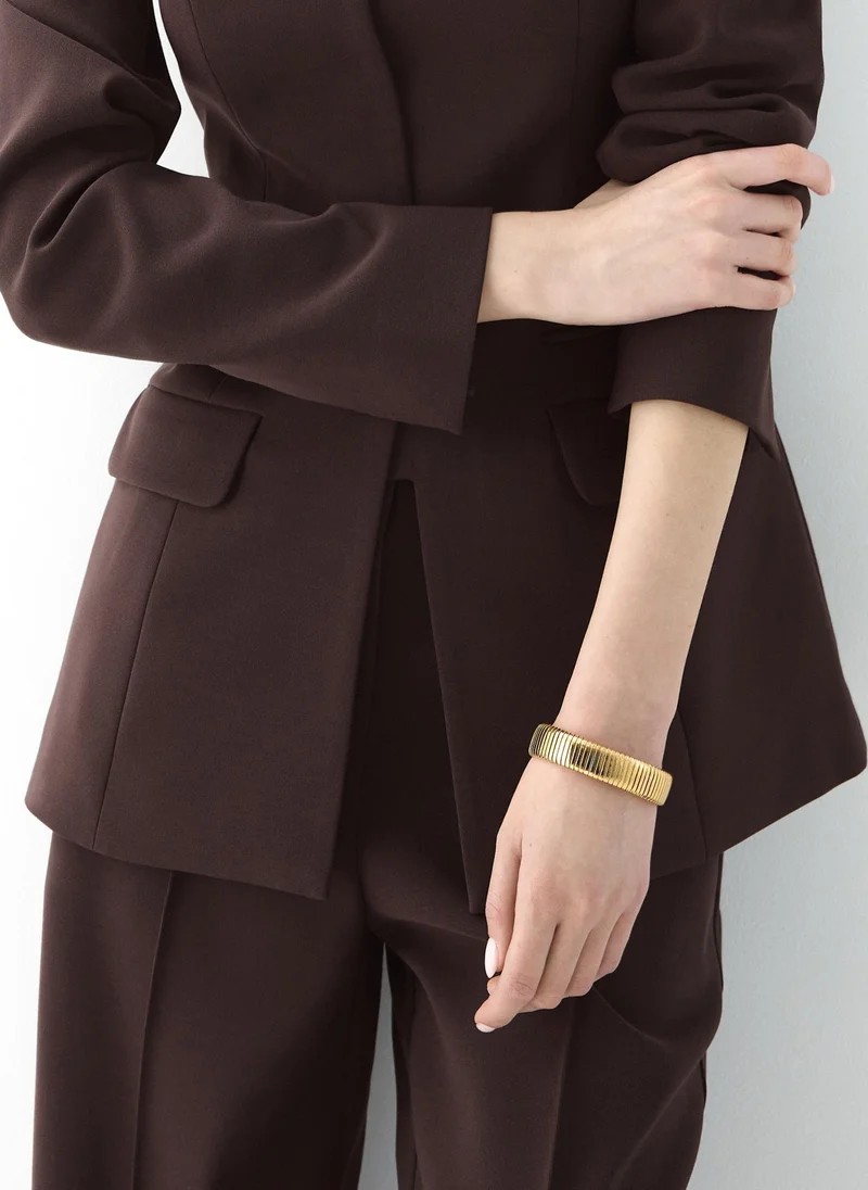 Wide bracelet with a ribbed texture