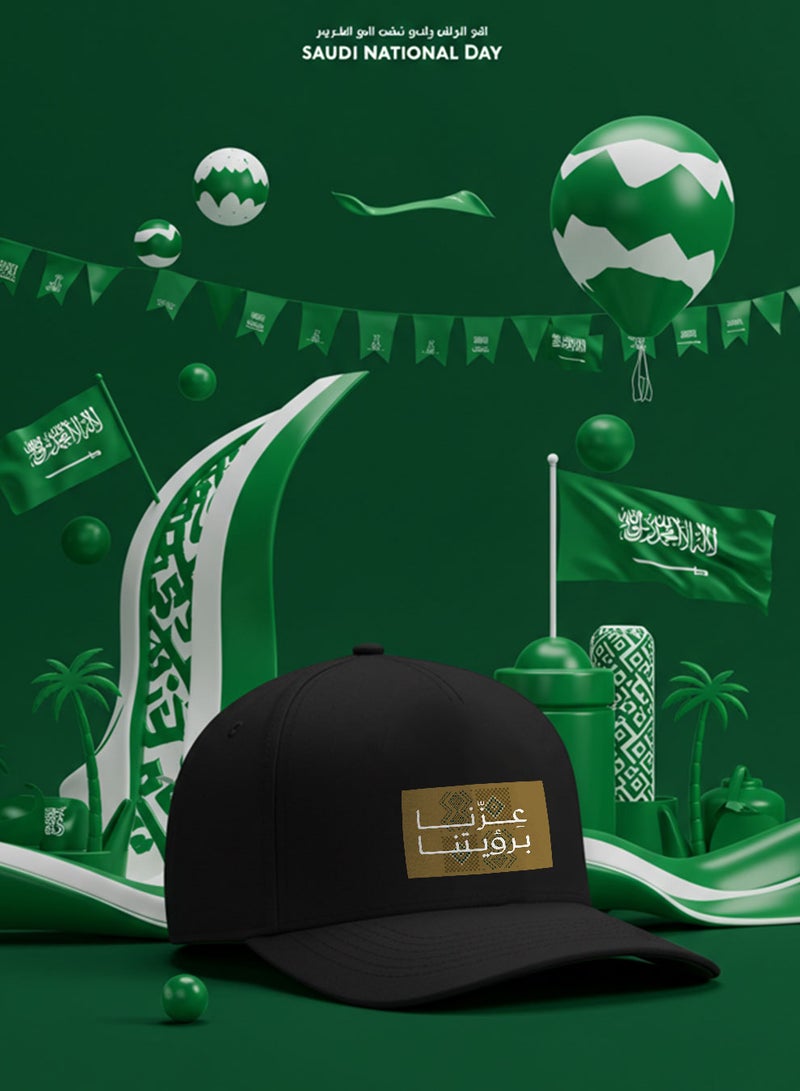 لوحة كاب مصنوع من القطن لمناسبة اليوم الوطني السعودي بتصميم عزنا برؤيتنا - Image 3