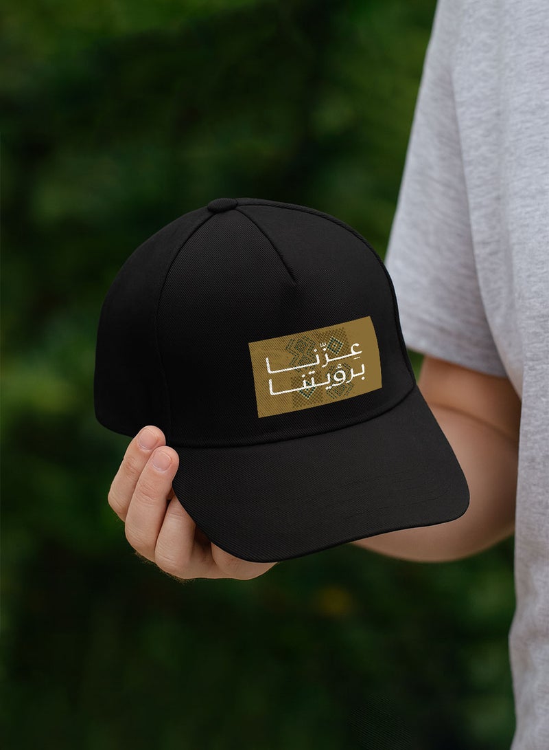 لوحة كاب مصنوع من القطن لمناسبة اليوم الوطني السعودي بتصميم عزنا برؤيتنا - Image 4