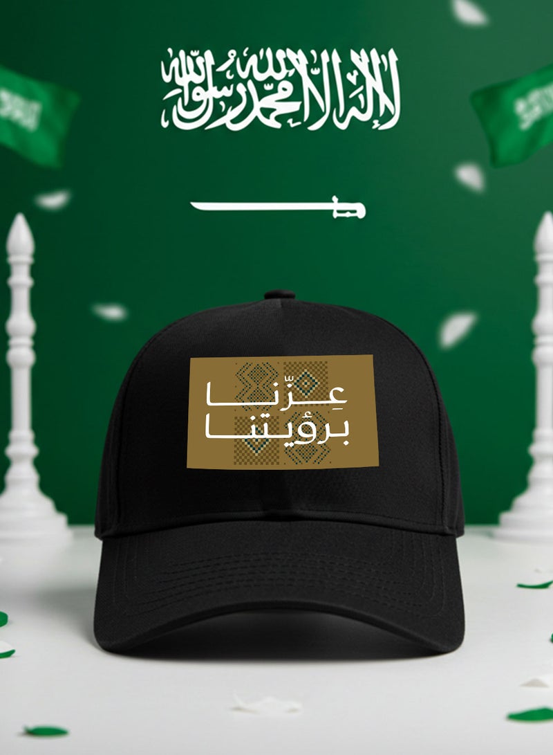 لوحة كاب مصنوع من القطن لمناسبة اليوم الوطني السعودي بتصميم عزنا برؤيتنا - Image 1