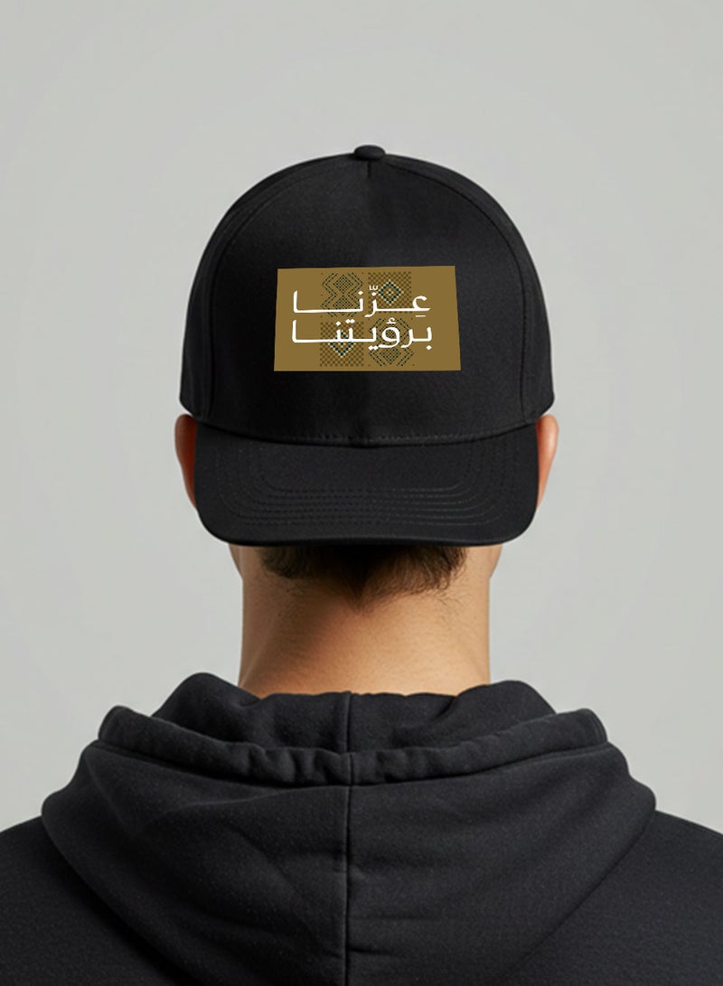 لوحة كاب مصنوع من القطن لمناسبة اليوم الوطني السعودي بتصميم عزنا برؤيتنا - Image 2