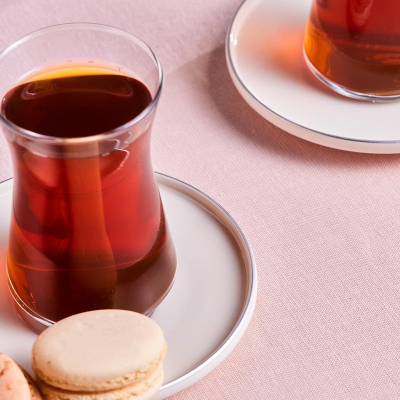 Karaca طقم أكواب الشاي التركية ستريملاين 12 قطعة لـ 6 أشخاص، أكواب شاي تركية سعة 5.75 أونصة، زجاج متين بتفاصيل بلاتينية وصحون بيضاء - Image 2