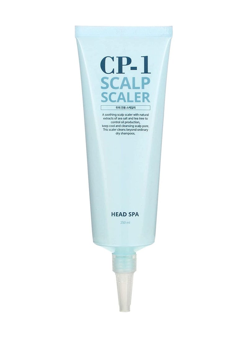 مقشر يعمل على تنظيف الشعر