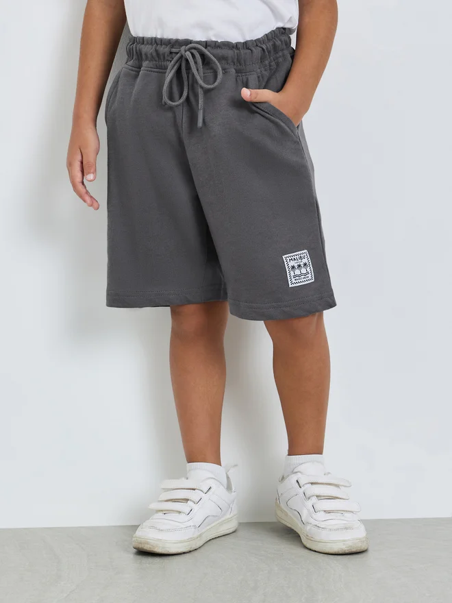 Styli Styli Boys Solid Drawstring Waist Shorts with Badge Detail