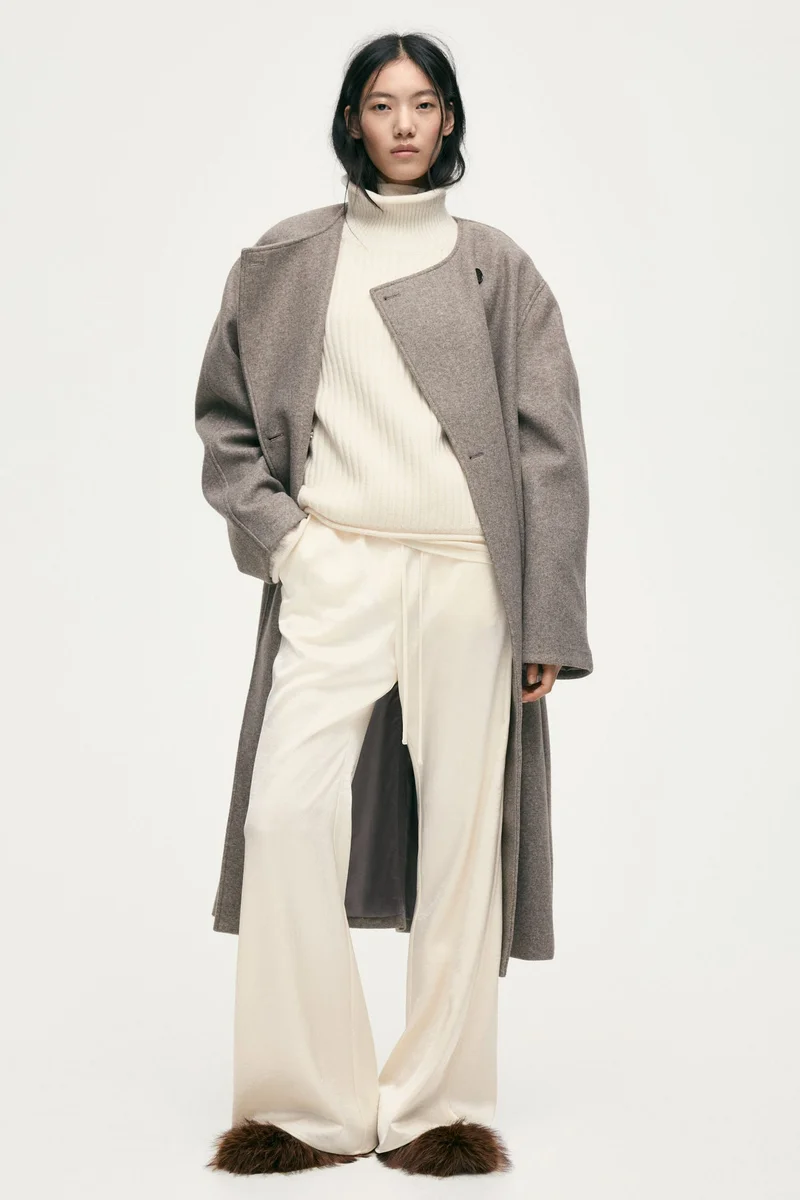 اتش اند ام بنطلون من الساتان بحافة واسعة