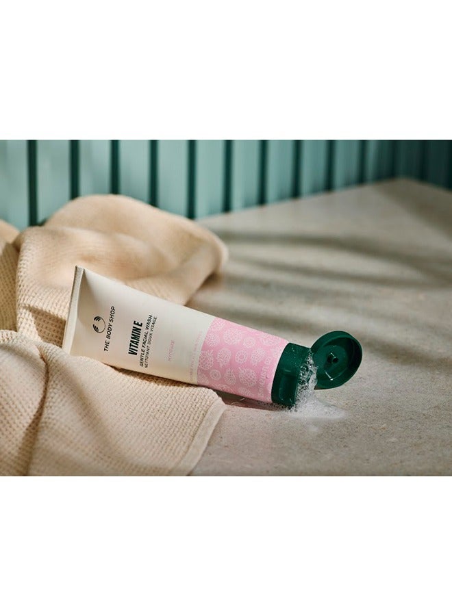 THE BODY SHOP غسول وجه لطيف بفيتامين E – منظف مرطب للوجه بفيتامين E وزيت بذور التوت | يزيل الشوائب بلطف، رغوة ناعمة حريرية، غير جاف | مناسب لجميع أنواع البشرة، 125 مل - Image 3