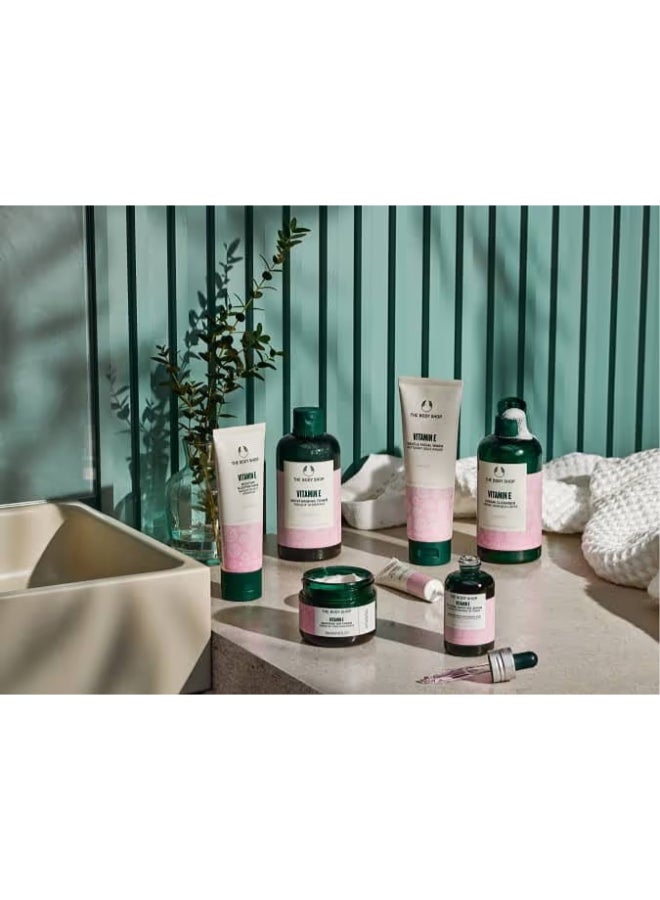 THE BODY SHOP غسول وجه لطيف بفيتامين E – منظف مرطب للوجه بفيتامين E وزيت بذور التوت | يزيل الشوائب بلطف، رغوة ناعمة حريرية، غير جاف | مناسب لجميع أنواع البشرة، 125 مل - Image 5