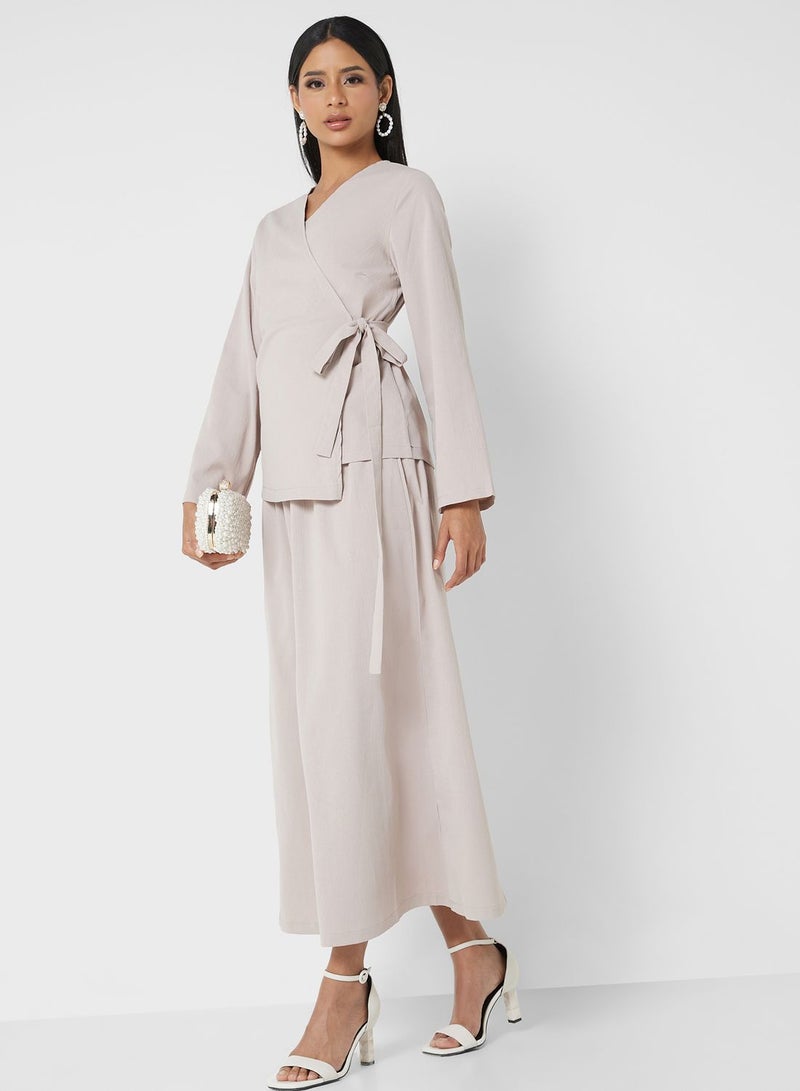 خزانة طقم مكون من قطعتين بلوزة وتنورة - Image 1