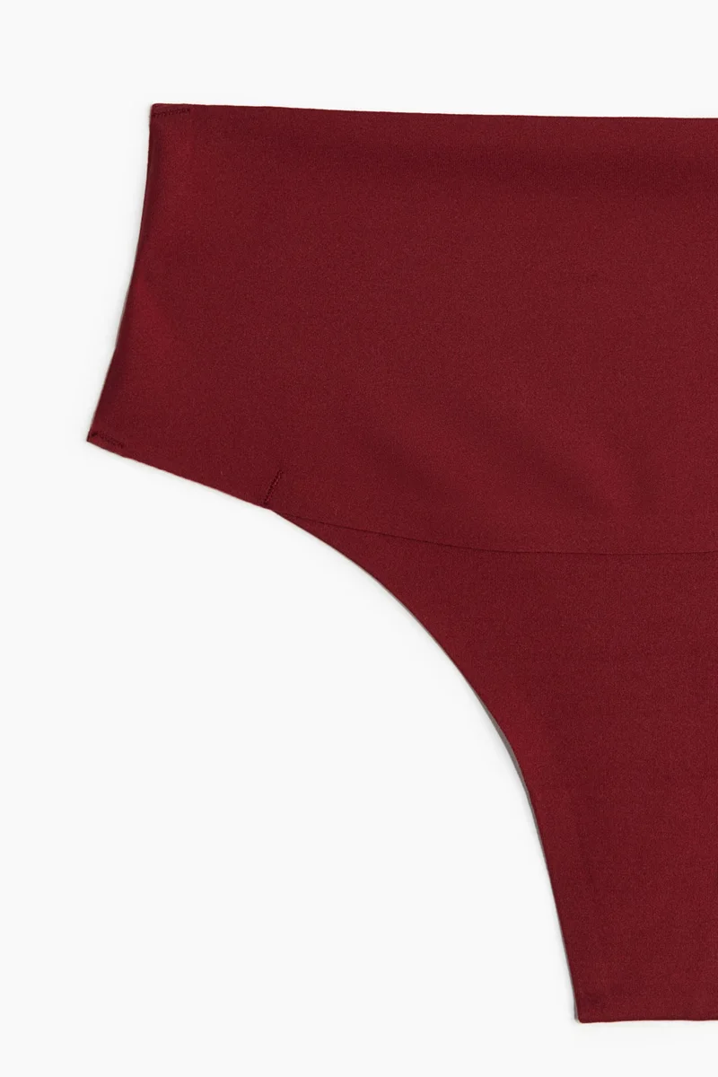 اتش اند ام سروال ثونغ لتحديد شكل الجسم