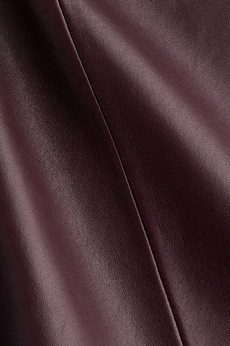 اتش اند ام تي-شيرت جلدي