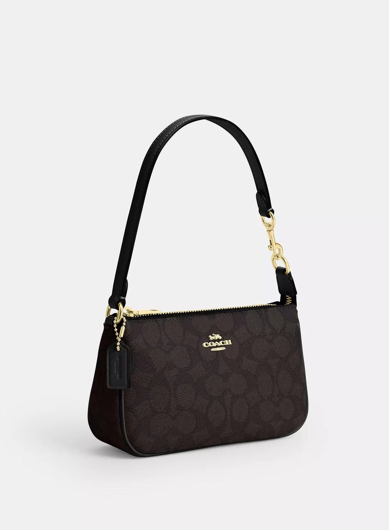 كوتش حقيبة نظارات COACH للنساء من قماش بنقشة سيغنيتشر، حقيبة تخزين نظارات صغيرة يمكن ارتداؤها بطريقتين كتف وكروس بودي، لون بني حقيبة إبط صغيرة - Image 2