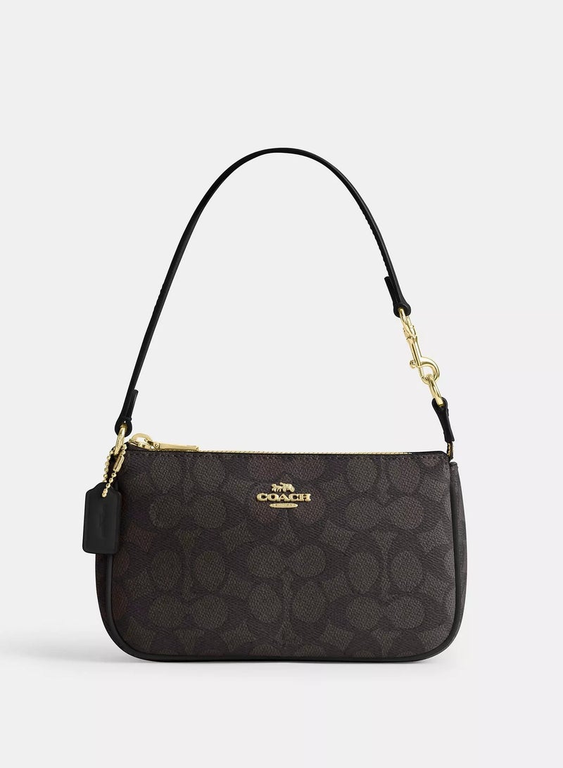 كوتش حقيبة نظارات COACH للنساء من قماش بنقشة سيغنيتشر، حقيبة تخزين نظارات صغيرة يمكن ارتداؤها بطريقتين كتف وكروس بودي، لون بني حقيبة إبط صغيرة - Image 1