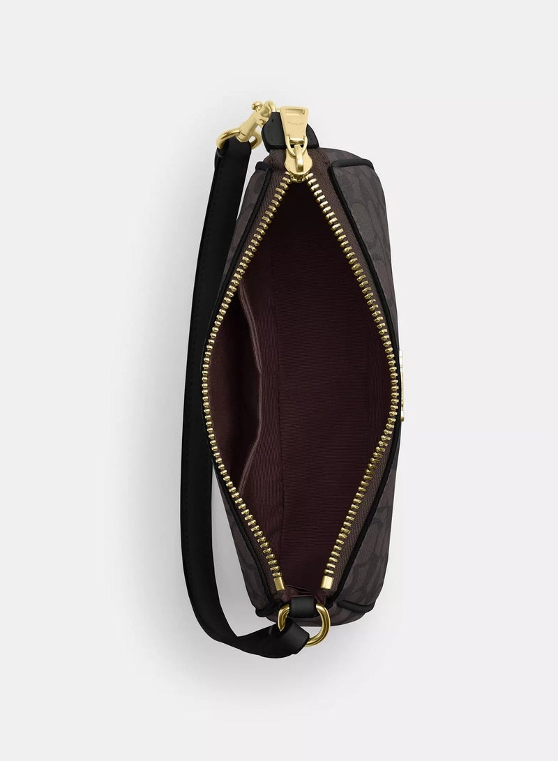 كوتش حقيبة نظارات COACH للنساء من قماش بنقشة سيغنيتشر، حقيبة تخزين نظارات صغيرة يمكن ارتداؤها بطريقتين كتف وكروس بودي، لون بني حقيبة إبط صغيرة - Image 3