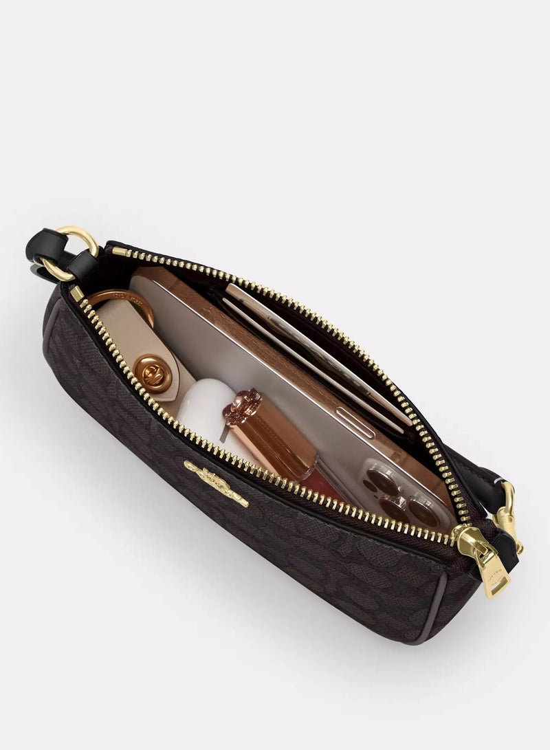 كوتش حقيبة نظارات COACH للنساء من قماش بنقشة سيغنيتشر، حقيبة تخزين نظارات صغيرة يمكن ارتداؤها بطريقتين كتف وكروس بودي، لون بني حقيبة إبط صغيرة - Image 4