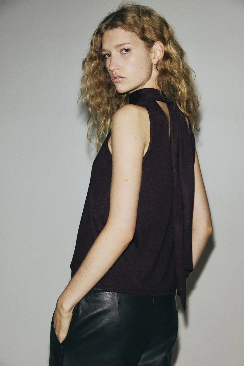 اتش اند ام بلوزة بياقة مرتفعة وبنمط وشاح