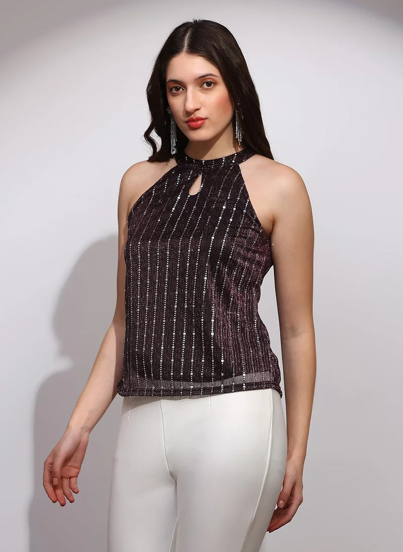 جلو باص بلوزة نسائية بنية مزينة بالترتر بياقة هالتر وفتحة مفتاح بلا أكمام للحفلات