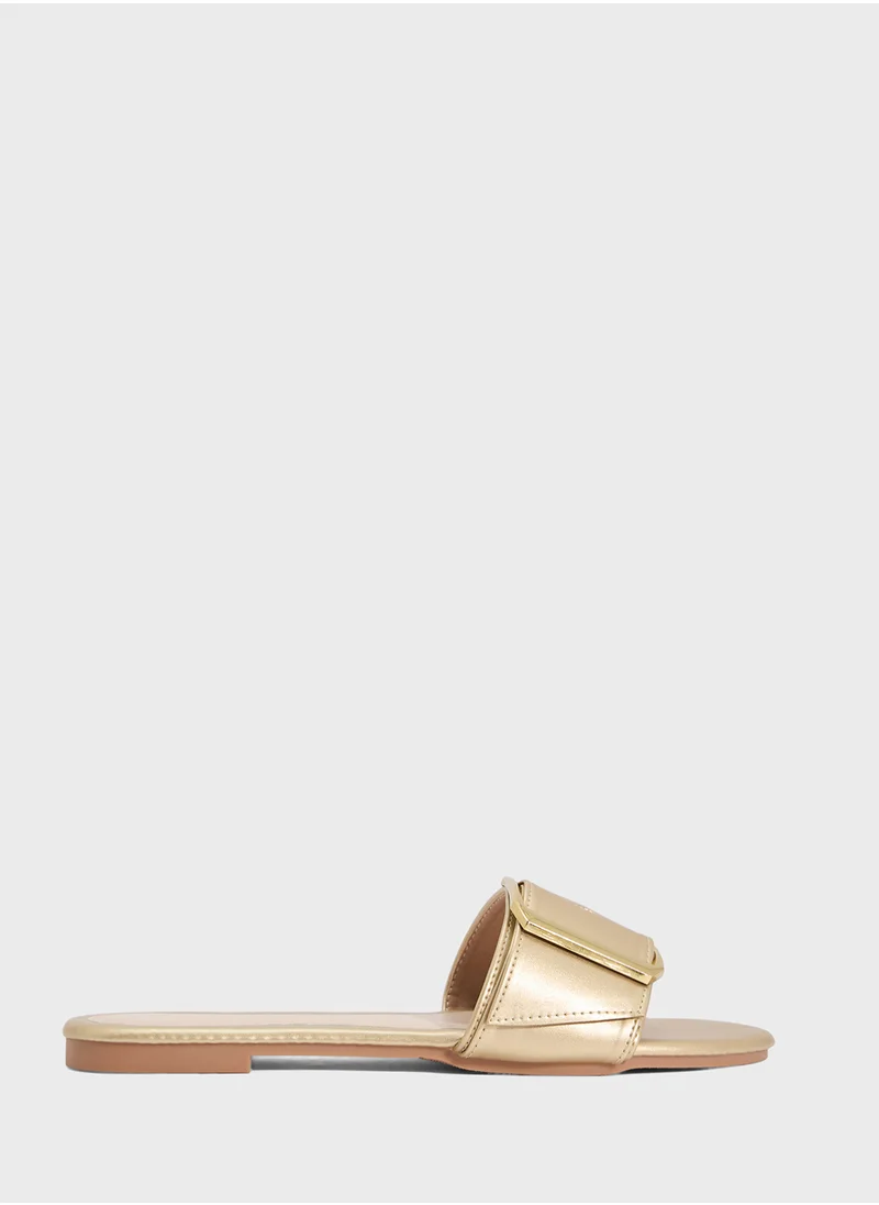 ايلا Flat Sandal With Large Buckle
