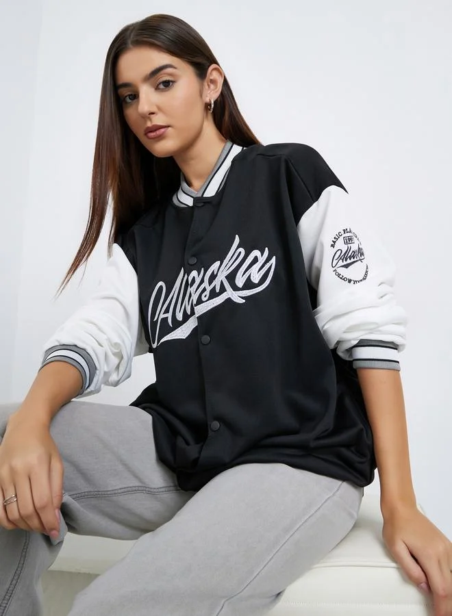 ستايلي جاكيت بومبر واسع بقصة عادية وطبعة فارسيتي