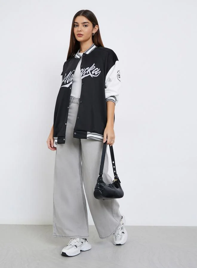 ستايلي جاكيت بومبر واسع بقصة عادية وطبعة فارسيتي