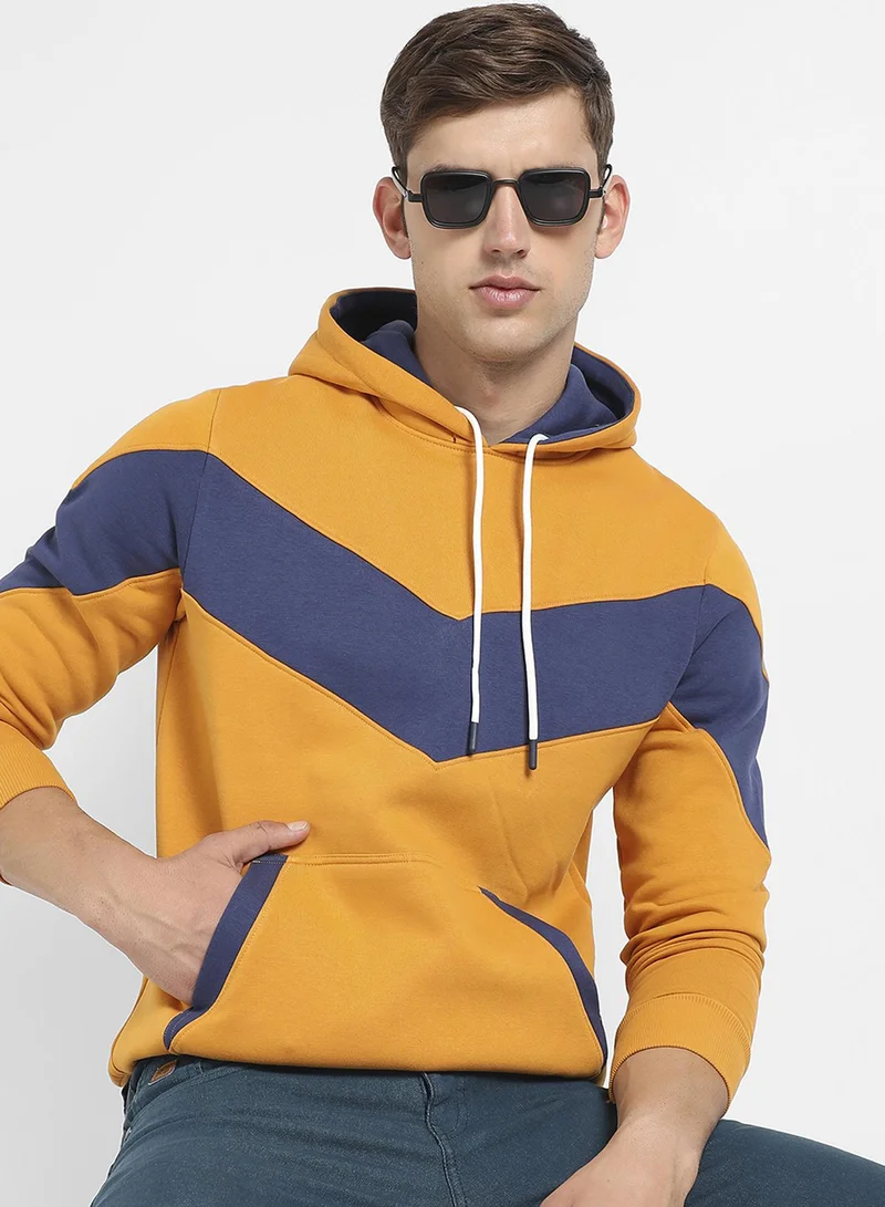 كامبوس سوترا هودي رجالي أصفر خردلي وأزرق كحلي بنمط شيفرون