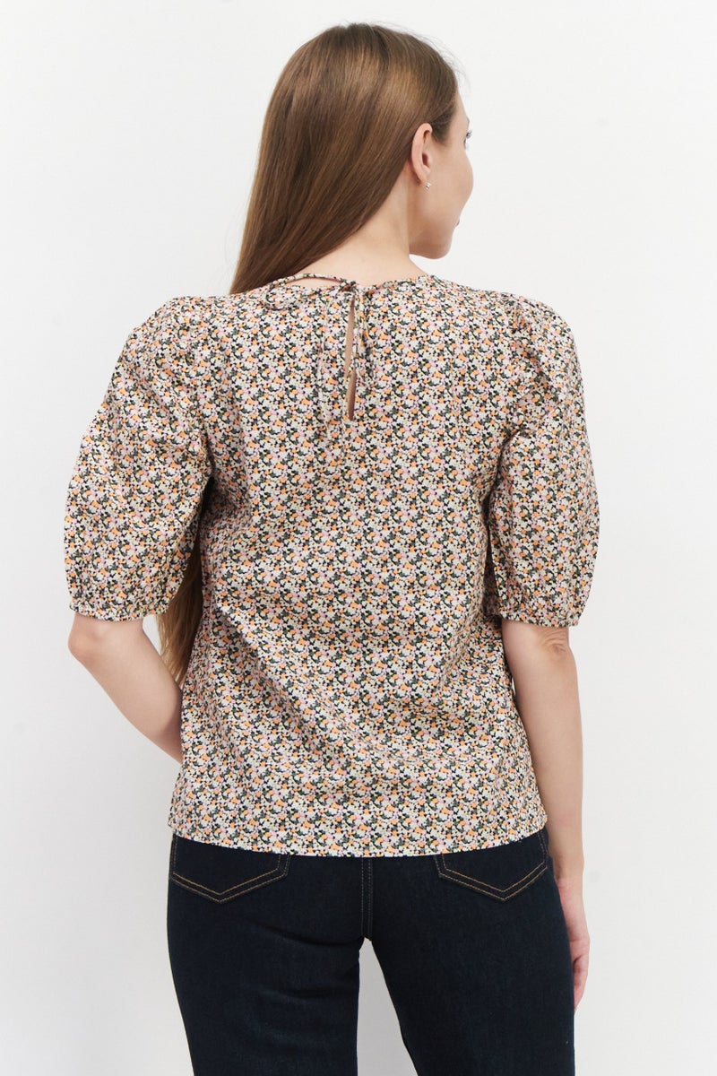 VERO MODA بلوزة نسائية بأكمام قصيرة على شكل جولة، مطبوعة بالكامل، بيضاء - Image 3