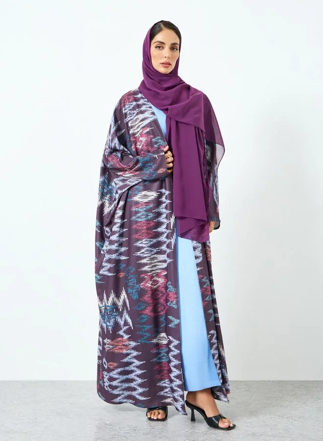 تايك تو عباية بطبعة جرافيك وأكمام طويلة مع حجاب