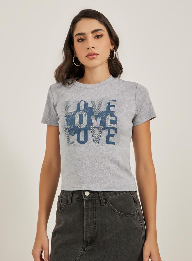 ستايلي تيشيرت بطباعة شعار برقبة دائرية وأكمام قصيرة - Image 3