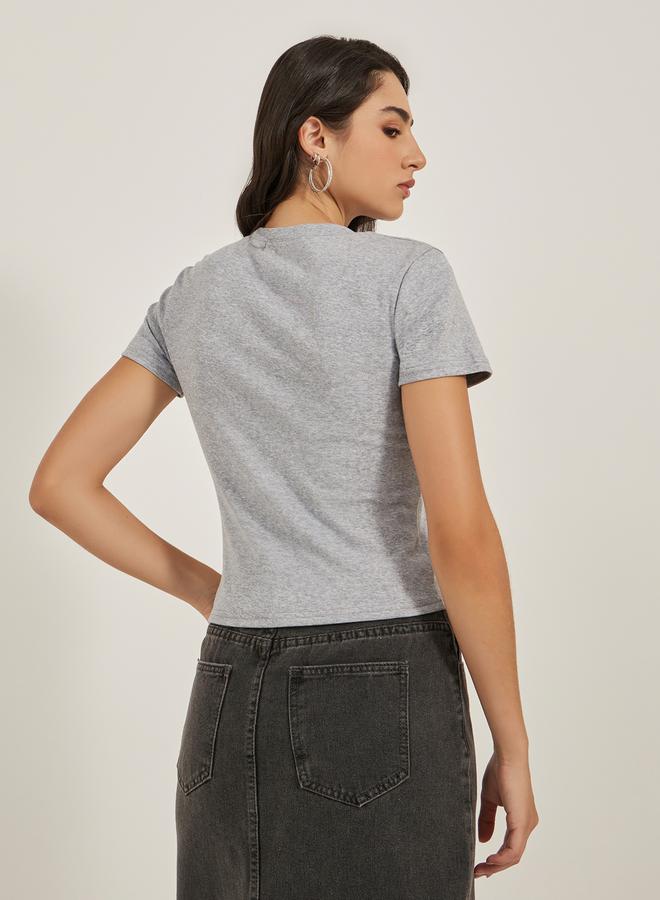 ستايلي تيشيرت بطباعة شعار برقبة دائرية وأكمام قصيرة - Image 5