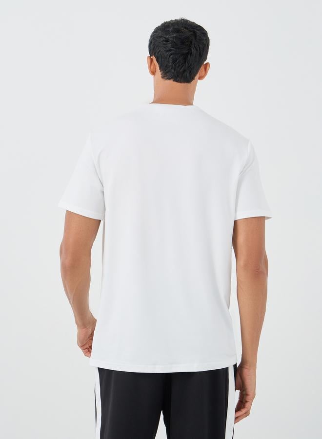 تايك تو تيشيرت بطباعة شعار دائري بياقة مستديرة وقصة عادية - Image 4