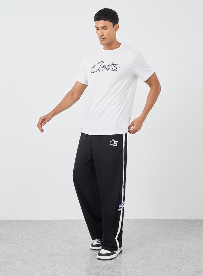 تايك تو تيشيرت بطباعة شعار دائري بياقة مستديرة وقصة عادية - Image 2