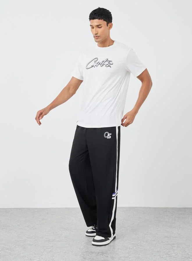 تايك تو تيشيرت بطباعة شعار دائري بياقة مستديرة وقصة عادية