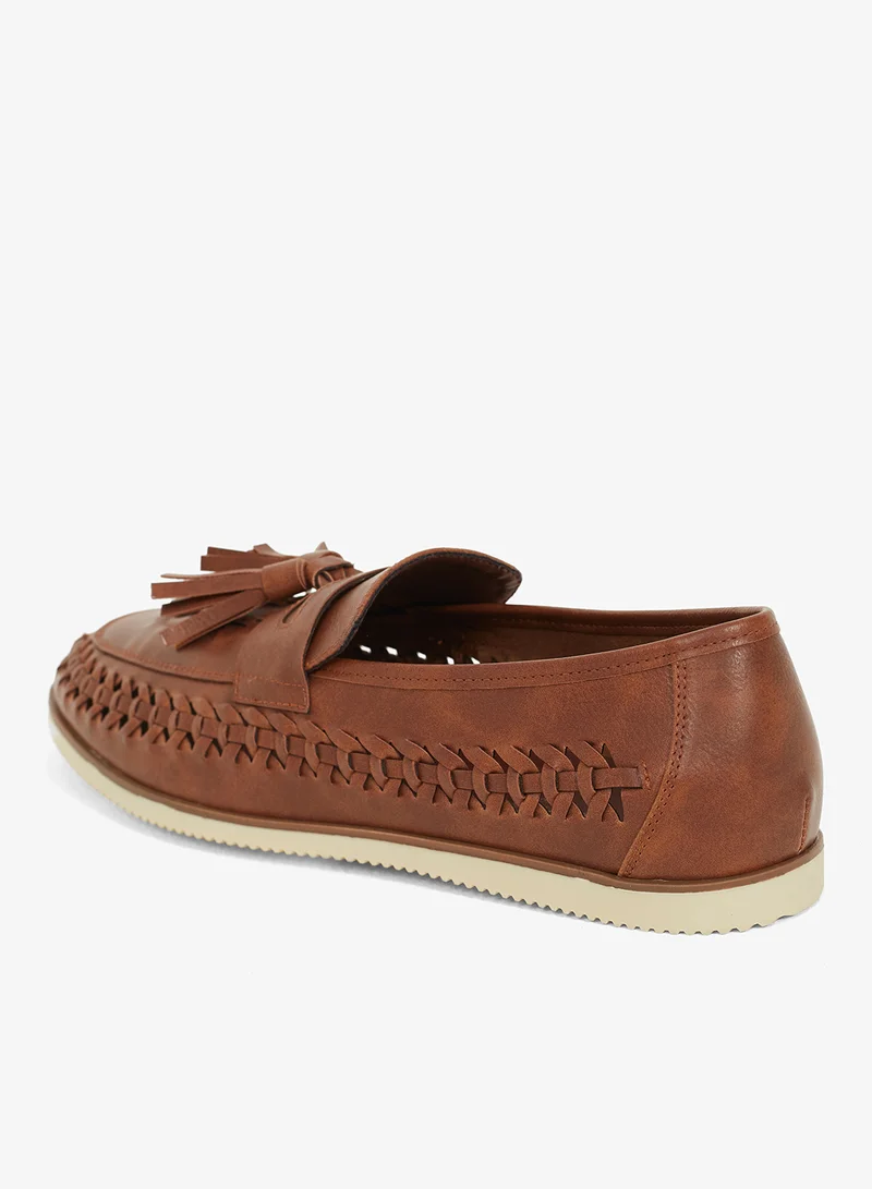 برايف سول حذاء رجالي جلد صناعي سهل الارتداء بتفاصيل نعل كريمي وزخرفة شراشيب